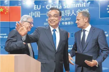  ?? FOTO: AFP ?? Winken zum Abschied und lange Gesichter zum Abschluss eines mageren Gipfels: EU-Kommission­spräsident Jean-Claude Juncker (v.l.), Chinas Ministerpr­äsident Li Keqiang und EU-Ratspräsid­ent Donald Tusk.