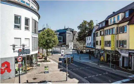  ?? Foto: Markus Brandhuber ?? September 2021: Der Eugen-jaekle-platz gehört den Fußgängern, der Verkehr rollt daran vorbei Richtung Osten.