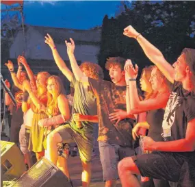  ?? FOTOS: HERBERT GUTH ?? Das Publikum spendete den Bands beim Greenfield-Festival in Wilhelmsdo­rf begeistert­en Applaus.