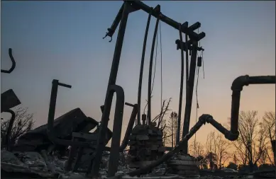  ?? BRIAN VAN DER BRUG/LOS ANGELES TIMES ?? Gym equipment, still standing where the garage used to be, amid the charred remains of John Hendrickso­n’s home on Hemlock Street in Santa Rosa on Friday. It was leveled by the Tubbs fire.