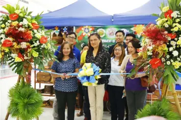  ?? CSF-CIO ?? CHRISTMAS TRADE FAIR. The City Government of San Fernando on Tuesday opens its ‘Giant Lantern Festival 2016 Christmas Trade Fair’at the Robinsons Starmills. Leading the ribbon cutting ceremony are OIC for City Investment and Promotions Center Engr....