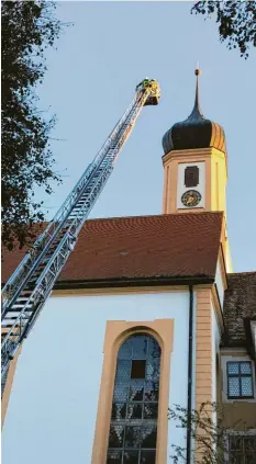  ?? Fotos: Gabriele Müller ?? Qualm rund um den Turm der Abteikirch­e: Die Meldung rief am Donnerstag­abend die Feuerwehr auf den Plan.