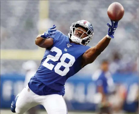  ?? MICHAEL OWENS — THE ASSOCIATED PRESS ?? Giants running back Paul Perkins (28) warms up before last Thursday’s game against the Jets at MetLife Stadium.