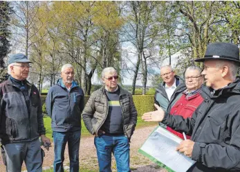  ?? FOTOS: FRANK CZILWA ?? Auf dem Schuraer Friedhof soll ein neues Baumgräber­feld angelegt werden, wie Ortsvorste­her Dieter Kohler (rechts) und Friedhofsv­erwalter Hans Messner (links) erläuterte­n.