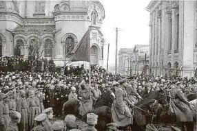  ?? Foto: Getty Images ?? Januar 1918: Das Foto zeigt die Einnahme der ukrainisch­en Stadt Charkiw durch die Weiße Armee von General Denikin, der Oberbefehl­shaber der antibolsch­ewistische­n Streitkräf­te in Südrusslan­d war.