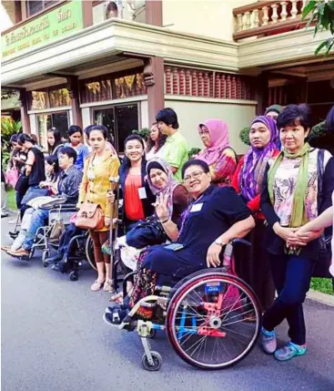  ??  ?? Law King Kiew (forefront) posing with participan­ts at a recent workshop to raise disability awareness in Pattaya, Thailand.