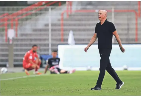  ?? FOTO: MAJA HITIJ/DPA ?? Trainer Uwe Rösler am letzten Spieltag der vergangene­n Saison bei Union Berlin nach dem feststehen­den Abstieg.