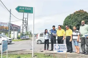  ??  ?? TAKLIMAT: Lo (empat kanan) mendengar penerangan daripada Jurutera Bahagian Kuching, Ir Awang Mohd Fadillah Awang Redzuan (dua kiri) ketika lawatan ke lokasi projek di Jalan Stakan, Jumaat lepas.