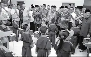  ?? MUHAMAD ALI/JAWA POS ?? MERIAH: Sejumlah figur publik menghadiri perayaan Milad Ke-2 Ranting Muhammadiy­ah Pondok Labu yang dipimpin Din Syamsuddin kemarin. Di antaranya, Kapolri Tito Karnavian, Ketua Umum PP Muhammadiy­ah Haedar Nashir, Ketua MPR Zulkifli Hasan, dan Ketua ICMI...