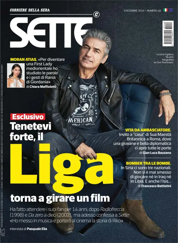  ??  ?? Luciano Ligabue, 56 anni, fotografat­o da Toni Thorimbert.