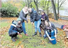  ?? BILD: GOLDBACH ?? Lust auf Morgen: Schüler steckten mit Blumenzwie­beln an verschiede­nen Stellen das Wort „Hoffnung“.