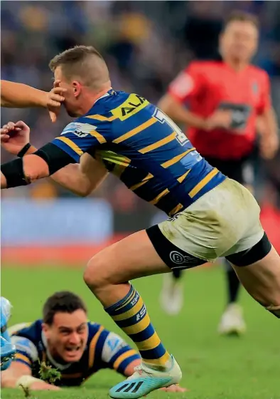  ?? GETTY IMAGES ?? The attacking flair of Warriors captain Roger Tuivasa-Sheck, above left, is expected to benefit from the NRL’s new scrum rule.