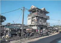  ??  ?? A so-called vanilla mansion looms above a street in Antalaha.