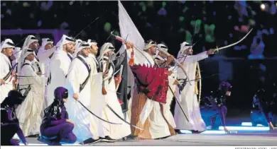  ?? FRIEDEMANN VOGEL / EFE ?? Un grupo de qataríes, con cimitarras tradiciona­les.