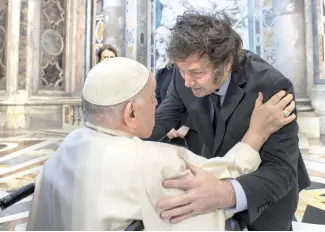  ?? ?? El hoy presidente de Argentina había atacado al papa durante la campaña.