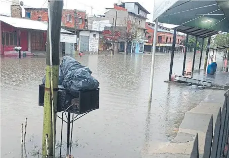  ?? @aSlanredeS ?? Las calles de Quilmes estuvieron entre las más afectadas por los anegamient­os