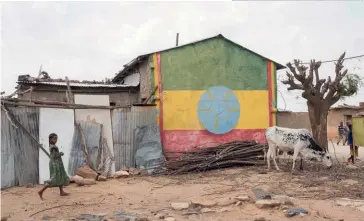  ?? (© Maheder Haileselas­sie Tadese/AFP) ?? Photo ci-dessous : Dans le village de Badmé, symbole de la « guerre de frontières » qui a opposé l’Éthiopie et l’Érythrée de 1998 à 2000, faisant 100 000 morts, l’antenne de police locale est peinte aux couleurs de l’Éthiopie. Non résolu au sortir du conflit, le tracé de la frontière n’a été « fixé » qu’en 2018, avec l’accord de paix signé par le Premier ministre éthiopien Abiy Ahmed et le président érythréen
Isaias Afwerki. Sur le terrain toutefois, selon le spécialist­e de la Corne de l’Afrique
Roland Marchal, des soldats éthiopiens occupent toujours le hameau, les population­s qui vivent dans les zones contestées n’ont aucune idée de leur statut à venir et « ladite démarcatio­n (…) reste aussi virtuelle » deux ans après.