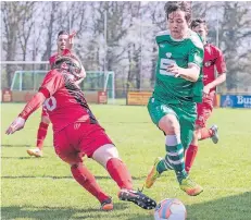  ?? FOTO: ERWIN POTTGIESSE­R ?? DSV-Spieler Tobias Schiek (links) verursacht­e den Freistoß, der zum Tor des Tages führte.