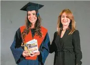  ??  ?? Regina Serpas Cáceres, mejor licenciada en Diseño Estratégic­o, acompañada de Marcela de Molina, directora comercial de LA PRENSA GRÁFICA, luego de recibir el reconocimi­ento.