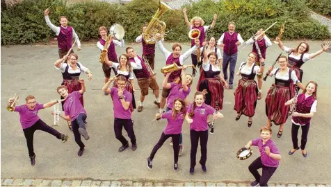  ?? Fotos: Fotografie Mertes ?? Der Musikverei­n Oberottmar­shausen präsentier­t beim Jubiläumsk­onzert am Samstag seine neue Tracht.