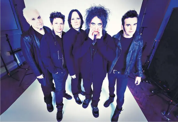  ??  ?? ► La banda en los nuevos tiempos, siempre liderados por Robert Smith, uno de los cantantes más carismátic­os y singulares del pop inglés.