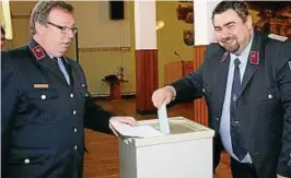  ??  ?? Steffen Elßner, Ortsbrandm­eister von Mohlsdorf-Teichwolfr­amsdorf (rechts) bei der Stimmenabg­abe. Foto: Dieter Eckold