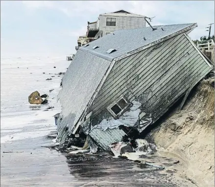  ?? GARY LLOYD MCCULLOUGH / AP ?? Una casa arrastrada hasta el Atlántico por la fuerza del huracán Irma en Ponte Vedra Beach (Florida)