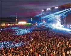  ?? Foto: Thomas Frey, dpa ?? Ausverkauf­t: 90.000 Besucher kamen zu Rock am Ring. Hier spielte auf der Haupt‰ bühne am Samstagabe­nd die britischen Band Muse.
