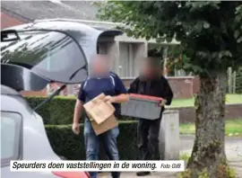  ?? Foto GVB ?? Speurders doen vaststelli­ngen in de woning.