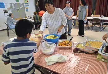  ??  ?? SON FAMILIARES de personas que tienen pendiente su juicio en las Cortes del país