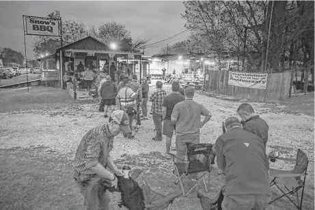  ?? Michael Ciaglo / Houston Chronicle ?? A line of customers waits for Snow's BBQ to open its doors at 8 a.m. in Lexington. The first customers arrived at the barbecue joint, open only on Saturdays, before 6 a.m. “The people are just as nice as the food is good,” said Kim Clark, one of the...