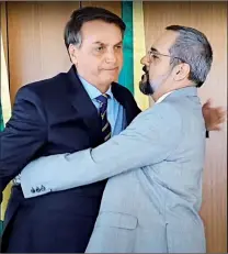  ?? CEDOC ?? INCOMÓDOS. El abrazo final Bolsonaro-Weintraub.