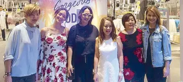  ??  ?? Robinsons Land Corporatio­n business unit general manager for Commercial Centers Division Arlene G. Magtibay, Robinsons Land Corporatio­n vice president for lease Ditas L. Taleon (fourth and fifth from left), Forever 21 business unit head Dixie Gene Li...