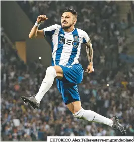  ??  ?? EUFÓRICO. Alex Telles esteve em grande plano