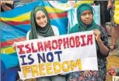  ?? REUTERS ?? People protest outside the French embassy in London against France's ban on burkini before the verdict on Friday.