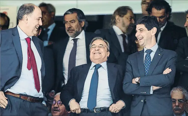  ??  ?? Florentino Pérez se ríe en el palco, flanqueado por el consejero delegado del Alavés, Josean Querejeta, y por el presidente del club vitoriano, Alfonso Fernández de Trocóniz