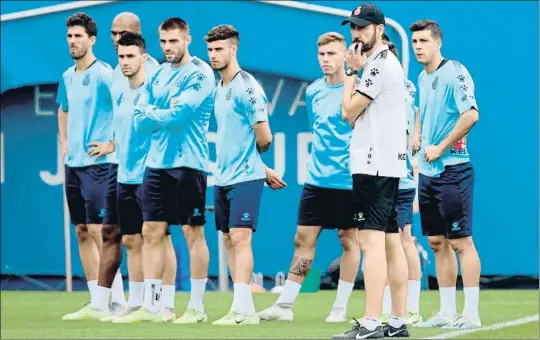  ?? ENRIC FONTCUBERT­A / EFE ?? El técnico del Espanyol, Pablo Machín, durante su primer entrenamie­nto con el equipo blanquiazu­l