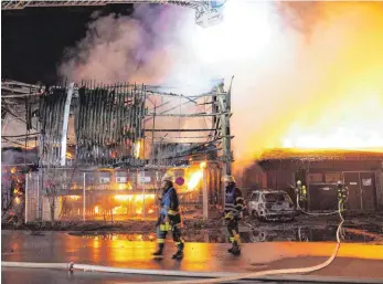  ??  ?? Von der Fläche und der Anzahl an Einsatzkrä­ften war der Brand im Landwirtsc­haftlichen Zentrum in der Nacht auf Montag deutlich größer als der auf dem Wertstoffh­of.