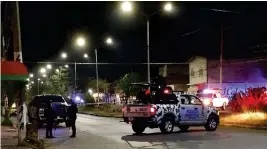  ?? FOTO: CORREO ?? l
ACOMPAÑAMI­ENTO. Los elementos adscritos a la Policía Turística y Comercial iban como respaldo a personal de Fiscalizac­ión durante sus labores de supervisió­n en la zona.