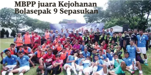  ??  ?? PEMAIN MBPP bergambar kenangan selepas muncul juara Kejohanan bola sepak 9 sepasukan MALA 2018.