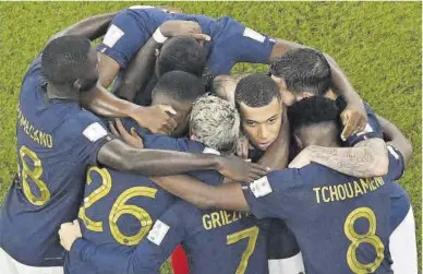  ?? Antonin Thuillier / AFP ?? Los jugadores de Francia, con Mbappé en el medio, celebran el tanto del triunfo contra Dinamarca.