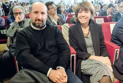  ??  ?? Testimonia­l L’attore Antonio Albanese, 54 anni, con l’assessore Laura Galimberti, 55