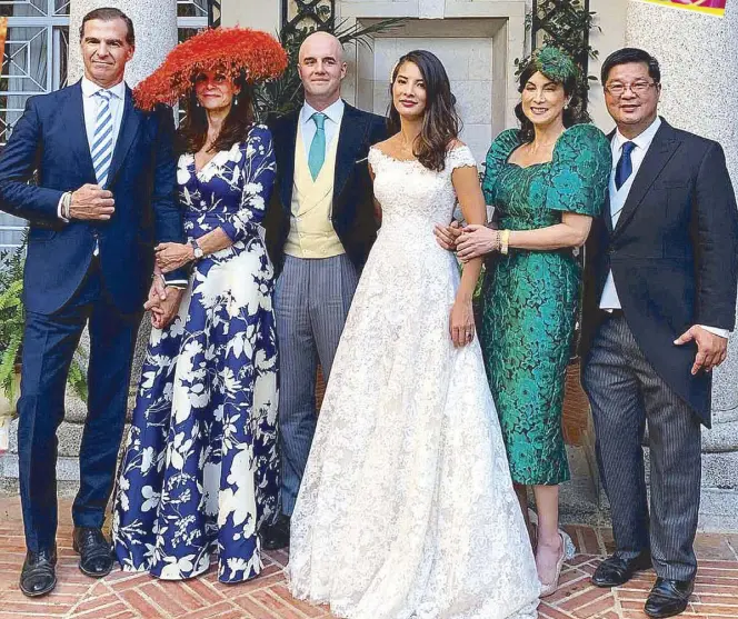  ??  ?? Union of two bright and beautiful families: Newlyweds Jaime Urquijo Zobel and Alexandra Espiritu Suarez with Bea Zobel Jr. and Fernando Manso (left), and Michelline Espiritu Suarez and Leo Suarez (right). Bea wears a long dress by Spanish designer Jorge Vasquez and hat by Conchitta. Suit of Jaime is by Manuel Calvo de Mora, while gown of Alex is by Oscar de la Renta, and Michelline wears a Mich Dulce terno.