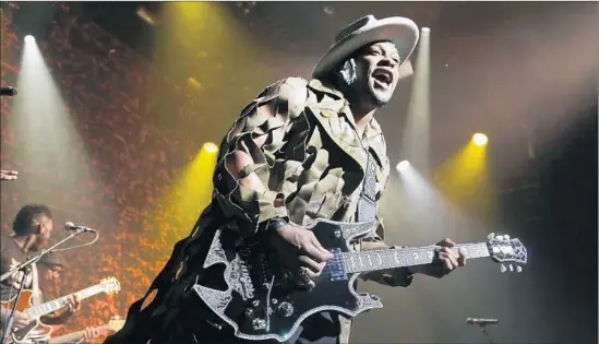  ?? Lawrence K. Ho ?? AT A CROWDED
Club Nokia, D’Angelo encapsulat­es an energy required of turbulent times using just his music, with no lecturing or sermonizin­g from the stage.