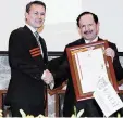  ??  ?? Ceremonia. Francisco Ealy Ortiz recibió el grado de profesor honorífico en la UAEH.