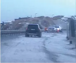  ?? LESERBILDE ?? Flere bilister måtte i går ha hjelp til å komme seg løs fra sanden som blåste fra Solastrand­en og opp i veibanen.