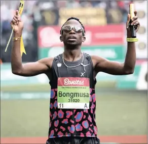  ?? Isithombe: BACKPAGEPI­X ?? UBONGMUSA Mthembu ebonga ophezulu ngemuva kokushaya intamba ewina iComrades Marathon ka-2018 izolo eMoses Mabhida Stadium