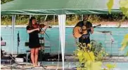  ??  ?? Hanna Mauk (l.) spielt gemeinsam mit Paul Werling im alten Schwimmbec­ken, auf der „geheimen Waldbühne“.