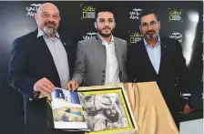  ?? Arshad Ali/Gulf News ?? Mohammad Al Baraway (centre) with Hussam R. Abdul Qader (left) and Sanjay Raina. Al Baraway received $10,000 worth of equipment along with a 10-day training trip to Italy with a National Geographic photograph­er.