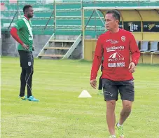  ??  ?? ESTRATEGA. Jorge Pineda, asistente técnico, dirigió ayer los trabajos de los verdes.